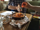 Die Kerze des 10-Jahre-EAV-Kuchens brennt.- (c) verUNsicherung.de